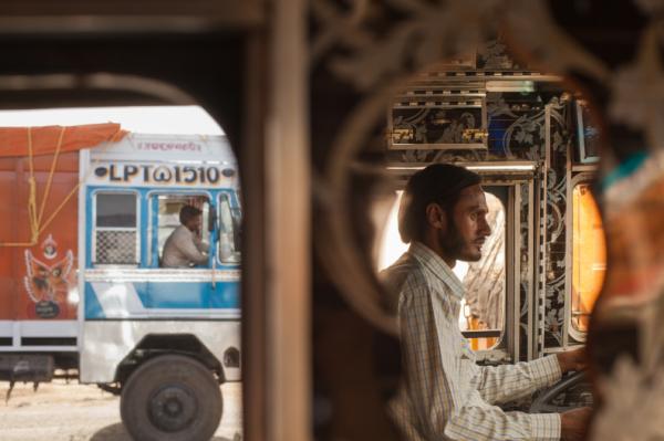 Avtar Singh, trên đường đến Rajasthan, đang rất tỉnh táo nhưng đằng sau đó là những cơn quằn quại hay những cuộc đấu tranh tư tưởng về việc sử dụng thuốc phiện kích thích thần kinh.