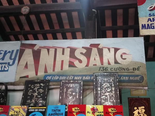Cái 'hồn' của biển hiệu Hội An đầy hoài cổ được thu về dưới bàn tay chàng họa sĩ trẻ Cái 'hồn' của biển hiệu Hội An đầy hoài cổ được thu về dưới bàn tay chàng họa sĩ trẻ