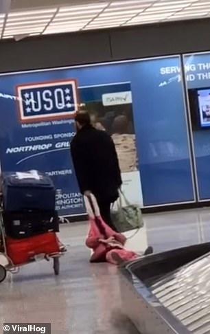 Ông bố kéo con gái đi khắp sân bay vì cô bé giận dỗi không chịu đứng dậy Ông bố kéo con gái đi khắp sân bay vì cô bé giận dỗi không chịu đứng dậy