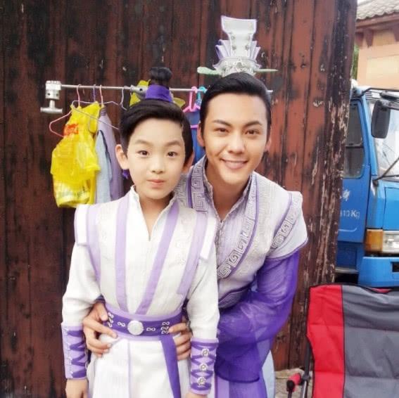 Sau 4 năm, sao nhí 'Cổ Kiếm Kì Đàm' trổ mã thành mỹ nam cao 1m80 khiến ai cũng phải sửng sốt Sau 4 năm, sao nhí 'Cổ Kiếm Kì Đàm' trổ mã thành mỹ nam cao 1m80 khiến ai cũng phải sửng sốt