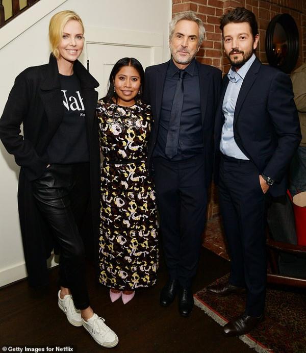 here she is posed with yalitza aparicio director alfonso cuaron and diego luna