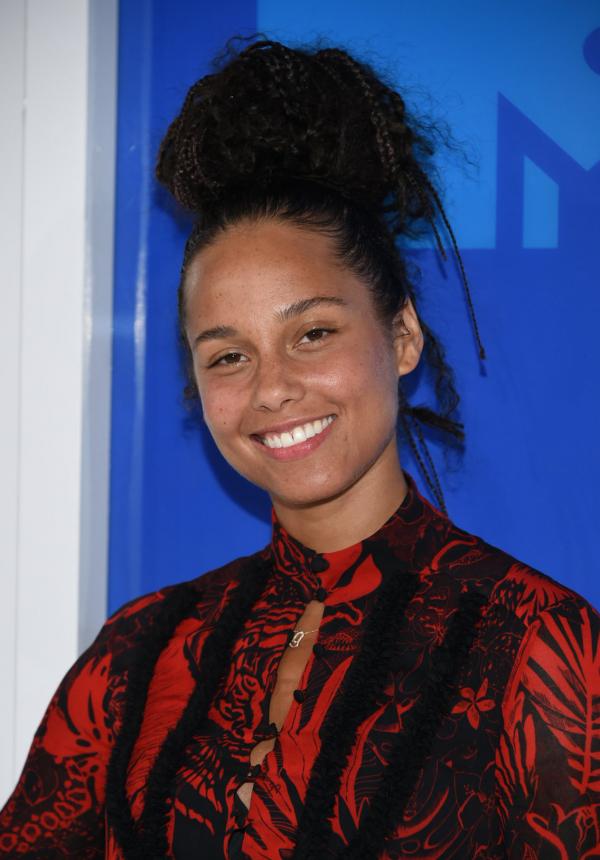 Loạt ảnh sự kiện của 'Nữ hoàng mặt mộc' Alicia Keys minh chứng cho câu 'không cần trang điểm cầu kì vẫn đẹp rạng ngời' Loạt ảnh sự kiện của 'Nữ hoàng mặt mộc' Alicia Keys minh chứng cho câu 'không cần trang điểm cầu kì vẫn đẹp rạng ngời'