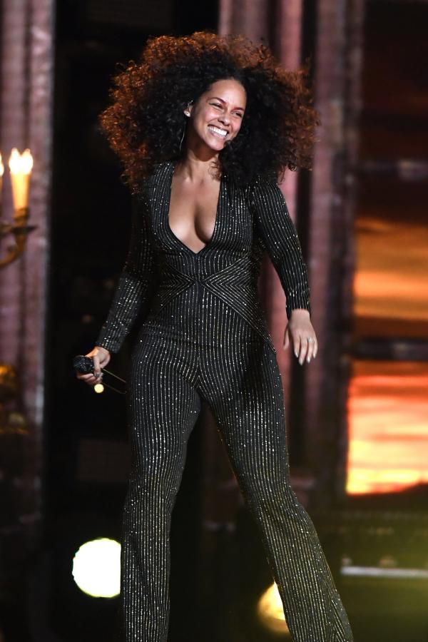 Loạt ảnh sự kiện của 'Nữ hoàng mặt mộc' Alicia Keys minh chứng cho câu 'không cần trang điểm cầu kì vẫn đẹp rạng ngời' Loạt ảnh sự kiện của 'Nữ hoàng mặt mộc' Alicia Keys minh chứng cho câu 'không cần trang điểm cầu kì vẫn đẹp rạng ngời'