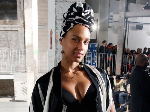 Loạt ảnh sự kiện của 'Nữ hoàng mặt mộc' Alicia Keys minh chứng cho câu 'không cần trang điểm cầu kì vẫn đẹp rạng ngời' Loạt ảnh sự kiện của 'Nữ hoàng mặt mộc' Alicia Keys minh chứng cho câu 'không cần trang điểm cầu kì vẫn đẹp rạng ngời'