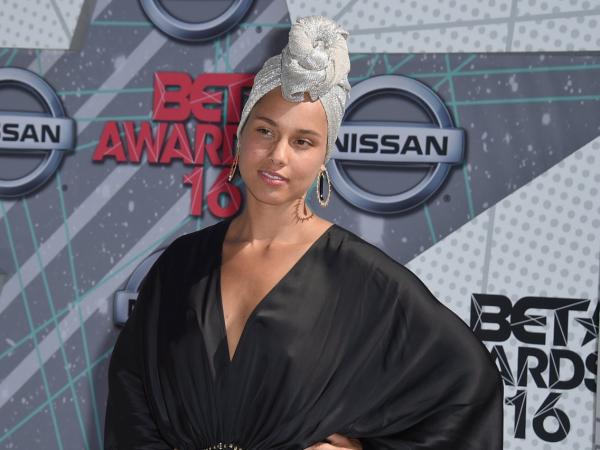 Loạt ảnh sự kiện của 'Nữ hoàng mặt mộc' Alicia Keys minh chứng cho câu 'không cần trang điểm cầu kì vẫn đẹp rạng ngời' Loạt ảnh sự kiện của 'Nữ hoàng mặt mộc' Alicia Keys minh chứng cho câu 'không cần trang điểm cầu kì vẫn đẹp rạng ngời'