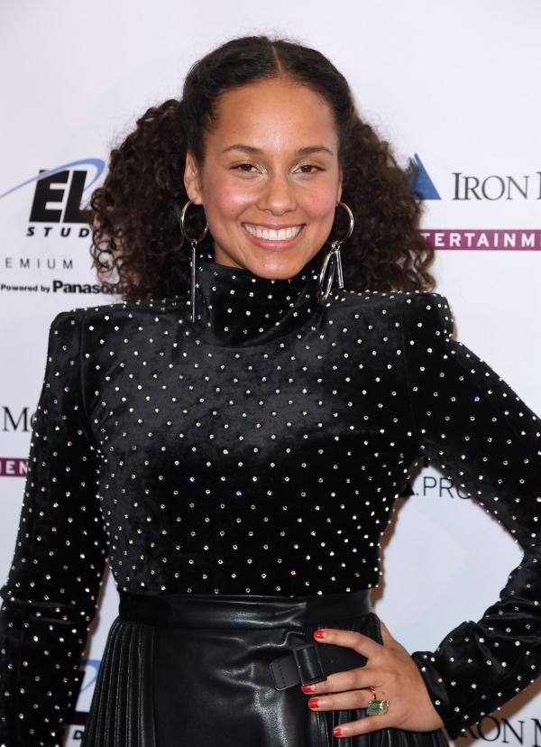 Loạt ảnh sự kiện của 'Nữ hoàng mặt mộc' Alicia Keys minh chứng cho câu 'không cần trang điểm cầu kì vẫn đẹp rạng ngời' Loạt ảnh sự kiện của 'Nữ hoàng mặt mộc' Alicia Keys minh chứng cho câu 'không cần trang điểm cầu kì vẫn đẹp rạng ngời'