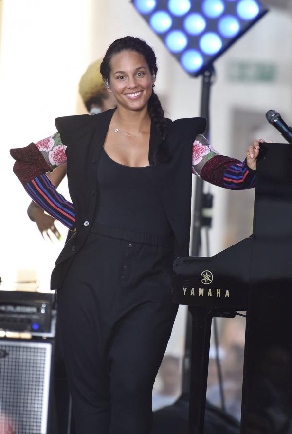 Loạt ảnh sự kiện của 'Nữ hoàng mặt mộc' Alicia Keys minh chứng cho câu 'không cần trang điểm cầu kì vẫn đẹp rạng ngời' Loạt ảnh sự kiện của 'Nữ hoàng mặt mộc' Alicia Keys minh chứng cho câu 'không cần trang điểm cầu kì vẫn đẹp rạng ngời'
