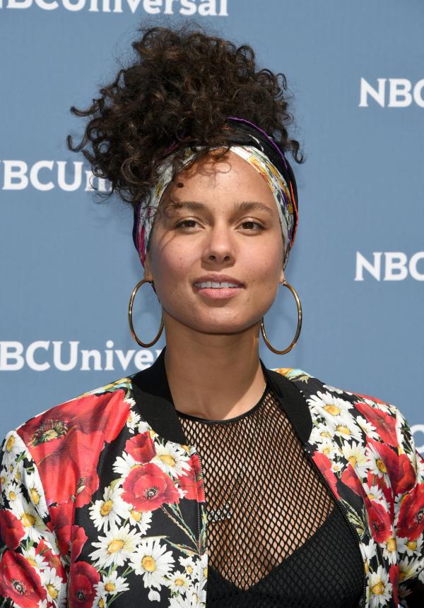 Loạt ảnh sự kiện của 'Nữ hoàng mặt mộc' Alicia Keys minh chứng cho câu 'không cần trang điểm cầu kì vẫn đẹp rạng ngời' Loạt ảnh sự kiện của 'Nữ hoàng mặt mộc' Alicia Keys minh chứng cho câu 'không cần trang điểm cầu kì vẫn đẹp rạng ngời'