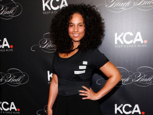 Loạt ảnh sự kiện của 'Nữ hoàng mặt mộc' Alicia Keys minh chứng cho câu 'không cần trang điểm cầu kì vẫn đẹp rạng ngời' Loạt ảnh sự kiện của 'Nữ hoàng mặt mộc' Alicia Keys minh chứng cho câu 'không cần trang điểm cầu kì vẫn đẹp rạng ngời'