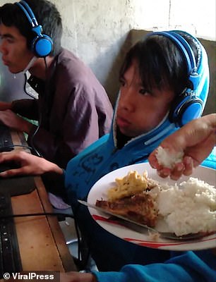 Người mẹ tận tuỵ đút cơm trong khi cậu con trai vẫn cắm đầu cày game Người mẹ tận tuỵ đút cơm trong khi cậu con trai vẫn cắm đầu cày game