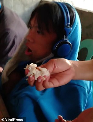 Người mẹ tận tuỵ đút cơm trong khi cậu con trai vẫn cắm đầu cày game Người mẹ tận tuỵ đút cơm trong khi cậu con trai vẫn cắm đầu cày game