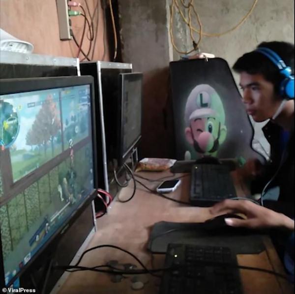 Người mẹ tận tuỵ đút cơm trong khi cậu con trai vẫn cắm đầu cày game Người mẹ tận tuỵ đút cơm trong khi cậu con trai vẫn cắm đầu cày game