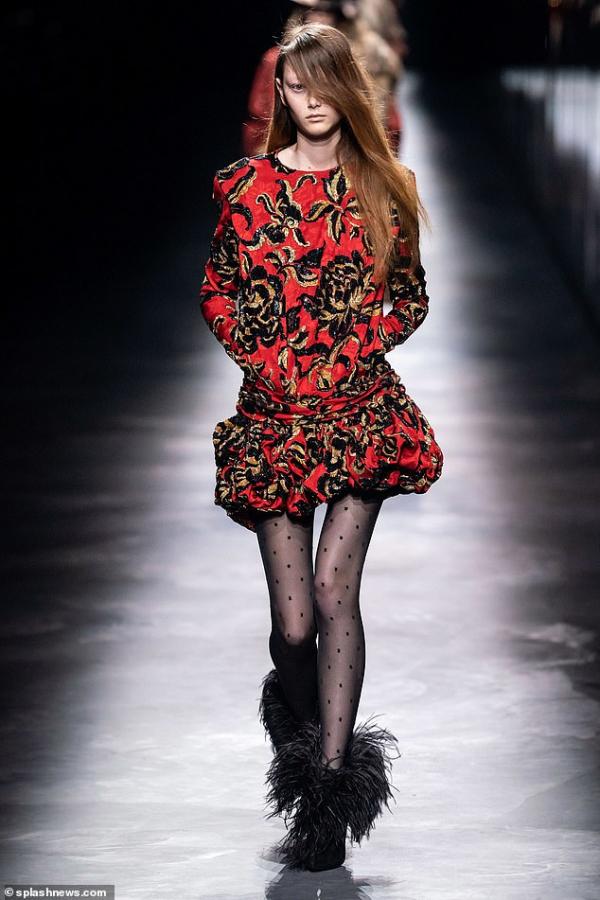 Dù đã thề non hẹn biển, Yves Saint Laurent vẫn tiếp tục sử dụng những mẫu nữ 'siêu mỏng' Dù đã thề non hẹn biển, Yves Saint Laurent vẫn tiếp tục sử dụng những mẫu nữ 'siêu mỏng'