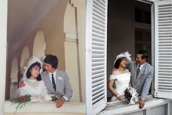 Trầm trồ với bộ ảnh #30yearchallenge tái hiện ngày cưới của bố mẹ cách đây 30 năm Trầm trồ với bộ ảnh #30yearchallenge tái hiện ngày cưới của bố mẹ cách đây 30 năm