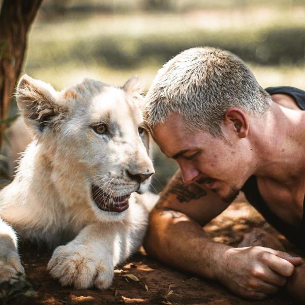 this guy from switzerland left a prestigious job sold all his things and moved to africa to rescue mutilated animals 5c819eb51f36a 880