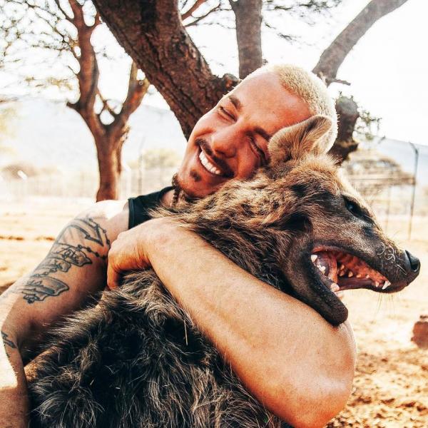 this guy from switzerland left a prestigious job sold all his things and moved to africa to rescue mutilated animals 5c819eca11136 880