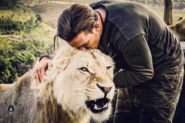 this guy from switzerland left a prestigious job sold all his things and moved to africa to rescue mutilated animals 5c819eef23457 880