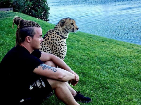 this guy from switzerland left a prestigious job sold all his things and moved to africa to rescue mutilated animals 5c819efa07da9 880