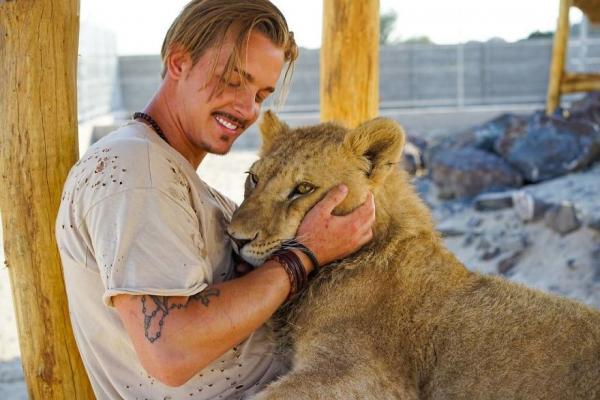 this guy from switzerland left a prestigious job sold all his things and moved to africa to rescue mutilated animals 5c819f27b95b6 880