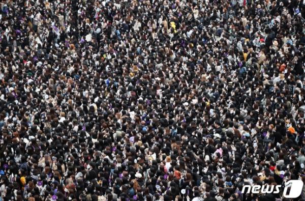Du khách nước ngoài hoảng hốt tưởng có biểu tình khi nhìn cảnh 10.000 fan tụ tập tại sự kiện của BTS Du khách nước ngoài hoảng hốt tưởng có biểu tình khi nhìn cảnh 10.000 fan tụ tập tại sự kiện của BTS