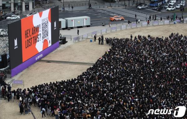 Du khách nước ngoài hoảng hốt tưởng có biểu tình khi nhìn cảnh 10.000 fan tụ tập tại sự kiện của BTS Du khách nước ngoài hoảng hốt tưởng có biểu tình khi nhìn cảnh 10.000 fan tụ tập tại sự kiện của BTS