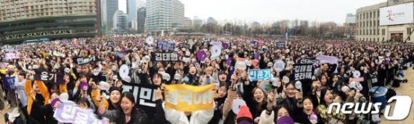 Du khách nước ngoài hoảng hốt tưởng có biểu tình khi nhìn cảnh 10.000 fan tụ tập tại sự kiện của BTS Du khách nước ngoài hoảng hốt tưởng có biểu tình khi nhìn cảnh 10.000 fan tụ tập tại sự kiện của BTS