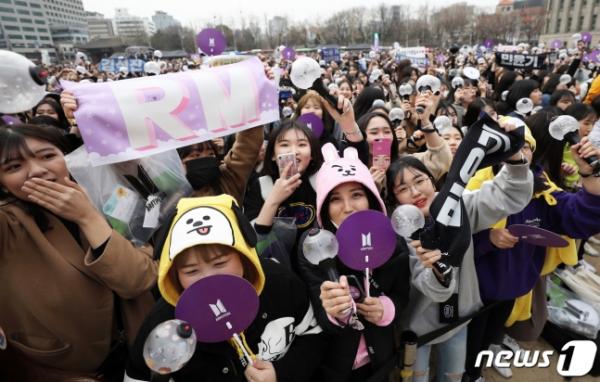 Du khách nước ngoài hoảng hốt tưởng có biểu tình khi nhìn cảnh 10.000 fan tụ tập tại sự kiện của BTS Du khách nước ngoài hoảng hốt tưởng có biểu tình khi nhìn cảnh 10.000 fan tụ tập tại sự kiện của BTS