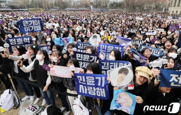 Du khách nước ngoài hoảng hốt tưởng có biểu tình khi nhìn cảnh 10.000 fan tụ tập tại sự kiện của BTS Du khách nước ngoài hoảng hốt tưởng có biểu tình khi nhìn cảnh 10.000 fan tụ tập tại sự kiện của BTS
