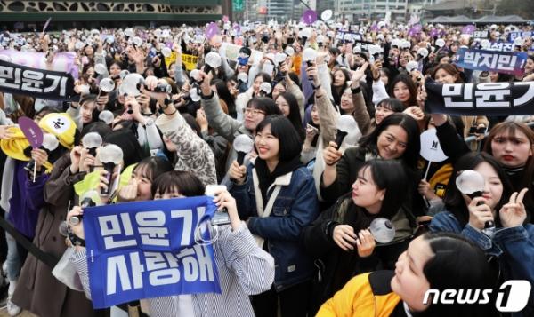 Du khách nước ngoài hoảng hốt tưởng có biểu tình khi nhìn cảnh 10.000 fan tụ tập tại sự kiện của BTS Du khách nước ngoài hoảng hốt tưởng có biểu tình khi nhìn cảnh 10.000 fan tụ tập tại sự kiện của BTS