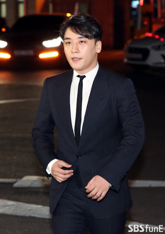 SBS funE tiếp tục tung đoạn tin nhắn mới, chứng minh cảnh sát có liên quan tới Seungri SBS funE tiếp tục tung đoạn tin nhắn mới, chứng minh cảnh sát có liên quan tới Seungri