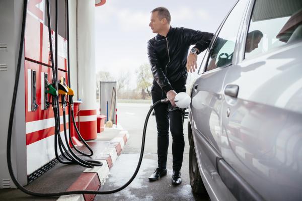 209929 2121x1414 pumping gas