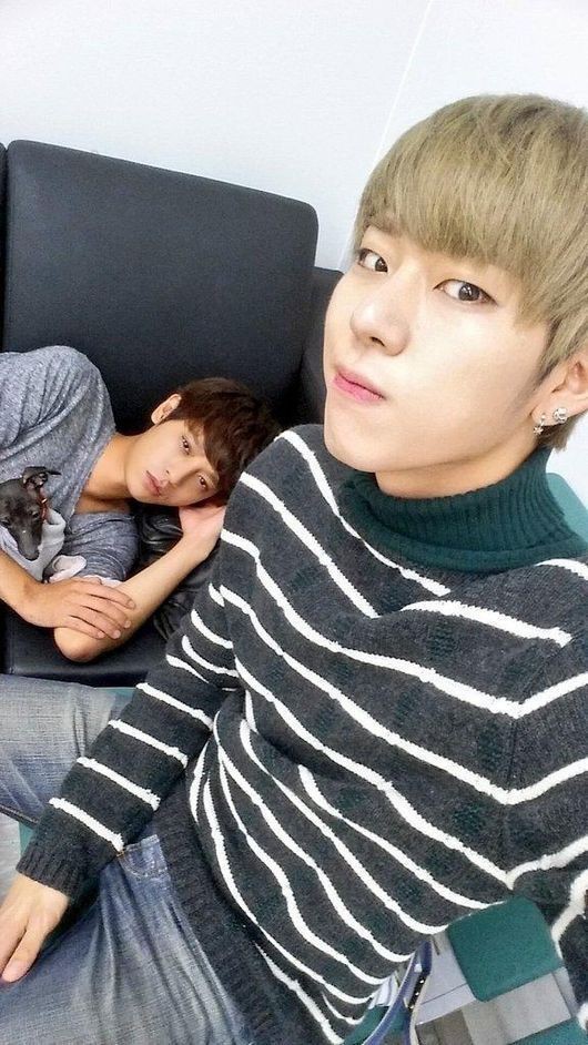 Zico bị netizen 'tấn công' trên Instagram vì vụ 'chiếc điện thoại vàng' và tình bạn với Jung Joon Young Zico bị netizen 'tấn công' trên Instagram vì vụ 'chiếc điện thoại vàng' và tình bạn với Jung Joon Young