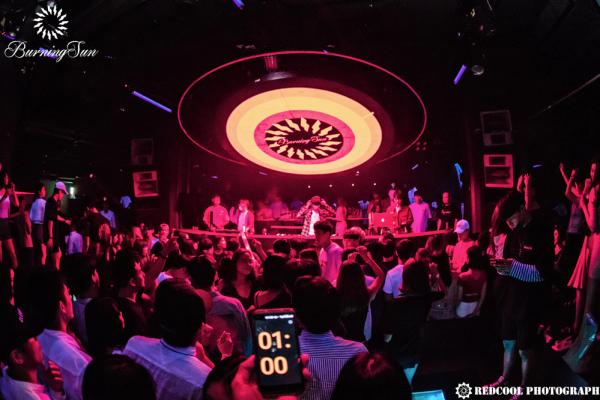 Góc khuất tại các hộp đêm Gangnam: Học sinh tiểu học làm 'tiếp viên', cổ đông lớn là người nổi tiếng Góc khuất tại các hộp đêm Gangnam: Học sinh tiểu học làm 'tiếp viên', cổ đông lớn là người nổi tiếng
