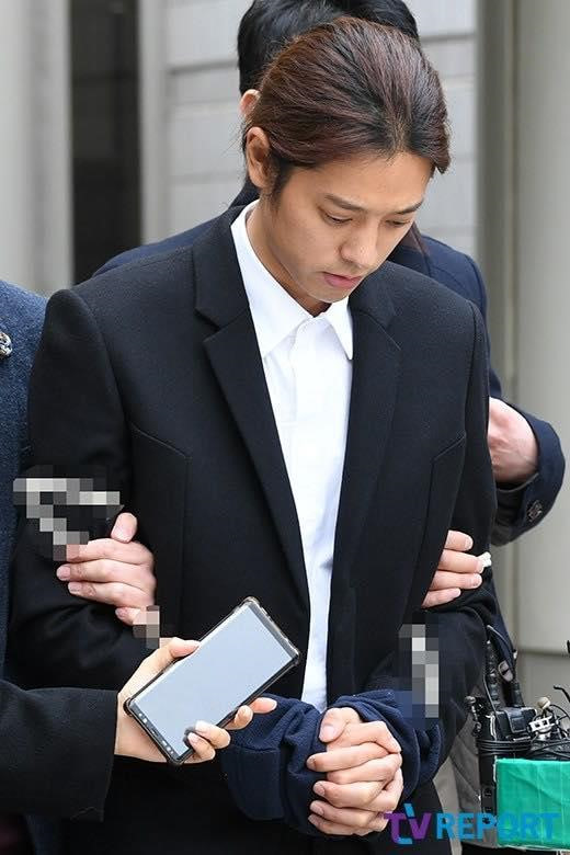 20190321 hinh anh jung joon young bi troi tay dua toi don canh sat gay sung so 1