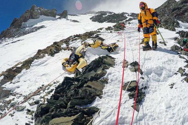 Băng tan trên đỉnh Everest phơi bày hơn 300 thi thể của các nhà leo núi Băng tan trên đỉnh Everest phơi bày hơn 300 thi thể của các nhà leo núi
