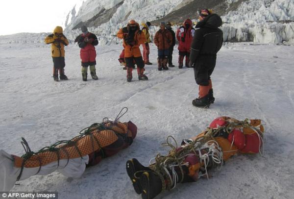 Băng tan trên đỉnh Everest phơi bày hơn 300 thi thể của các nhà leo núi Băng tan trên đỉnh Everest phơi bày hơn 300 thi thể của các nhà leo núi