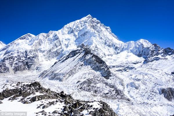Băng tan trên đỉnh Everest phơi bày hơn 300 thi thể của các nhà leo núi Băng tan trên đỉnh Everest phơi bày hơn 300 thi thể của các nhà leo núi