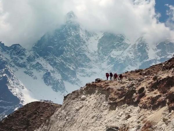 Băng tan trên đỉnh Everest phơi bày hơn 300 thi thể của các nhà leo núi Băng tan trên đỉnh Everest phơi bày hơn 300 thi thể của các nhà leo núi