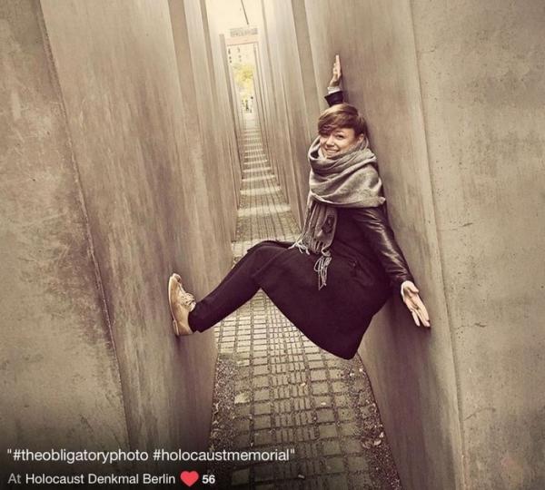 Nam nghệ sĩ dùng Photoshop để chỉ trích những bức ảnh vô duyên của du khách tại Đài Tưởng Niệm Do Thái Nam nghệ sĩ dùng Photoshop để chỉ trích những bức ảnh vô duyên của du khách tại Đài Tưởng Niệm Do Thái