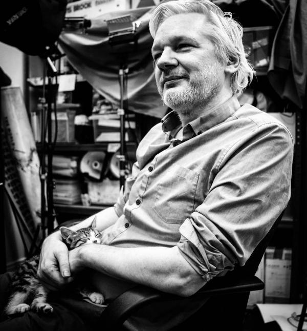 Bị bắt giữ, ông trùm WikiLeaks còn kịp tìm người nhận nuôi mèo cưng để nó không bị vạ lây Bị bắt giữ, ông trùm WikiLeaks còn kịp tìm người nhận nuôi mèo cưng để nó không bị vạ lây