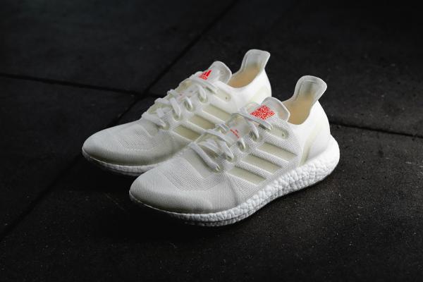 Adidas lần đầu tiên ra mắt mẫu giày luyện tập có thể tái chế 100% Adidas lần đầu tiên ra mắt mẫu giày luyện tập có thể tái chế 100%