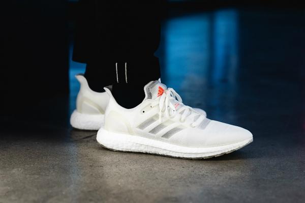 Adidas lần đầu tiên ra mắt mẫu giày luyện tập có thể tái chế 100% Adidas lần đầu tiên ra mắt mẫu giày luyện tập có thể tái chế 100%