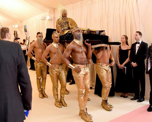 Các sao mặc gì để 'chặt chém' lẫn nhau trên thảm đỏ Met Gala 2019? Các sao mặc gì để 'chặt chém' lẫn nhau trên thảm đỏ Met Gala 2019?