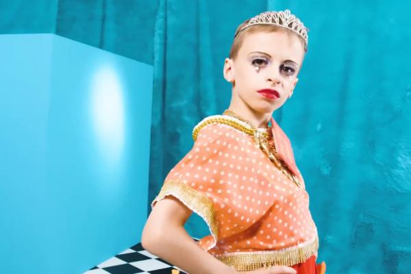 Cậu bé 11 tuổi bị dân mạng doạ làm hại vì trở thành drag queen Cậu bé 11 tuổi bị dân mạng doạ làm hại vì trở thành drag queen