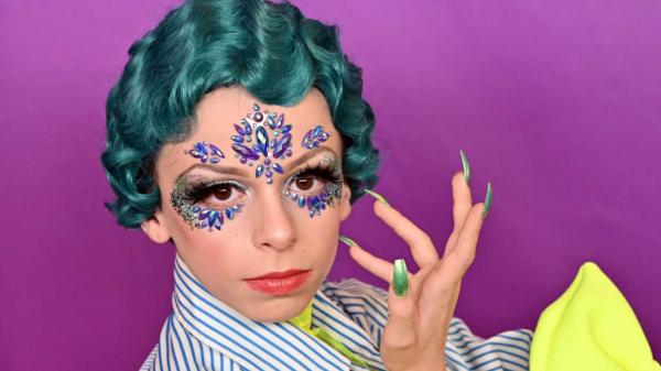 Cậu bé 11 tuổi bị dân mạng doạ làm hại vì trở thành drag queen Cậu bé 11 tuổi bị dân mạng doạ làm hại vì trở thành drag queen