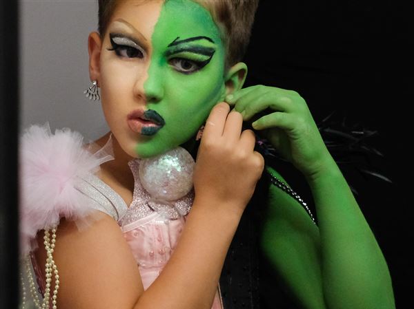 Cậu bé 11 tuổi bị dân mạng doạ làm hại vì trở thành drag queen Cậu bé 11 tuổi bị dân mạng doạ làm hại vì trở thành drag queen