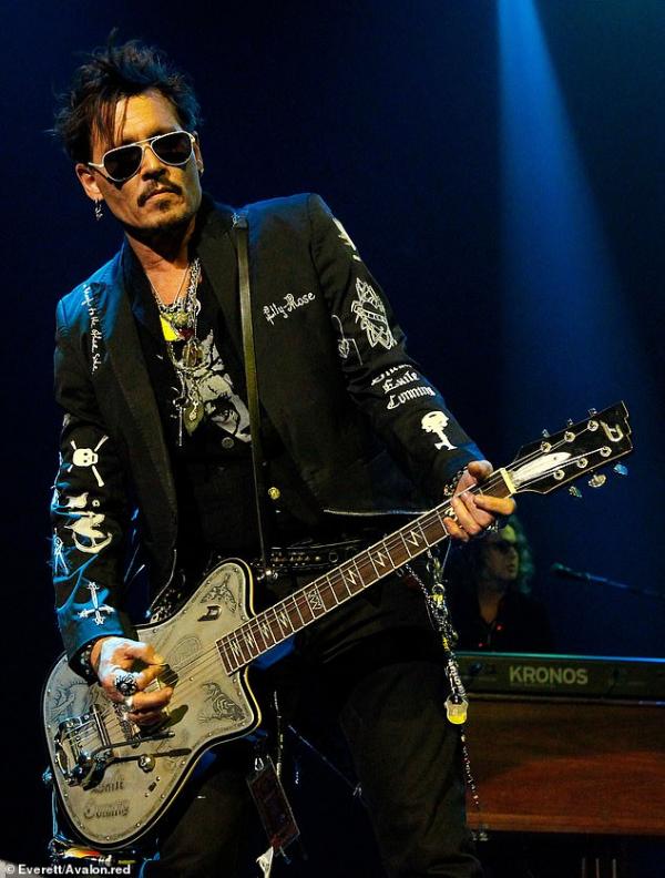 Sau lùm xùm tình ái, Johnny Depp chuyển sang chơi nhạc rock và hẹn hò người mẫu Nga Sau lùm xùm tình ái, Johnny Depp chuyển sang chơi nhạc rock và hẹn hò người mẫu Nga