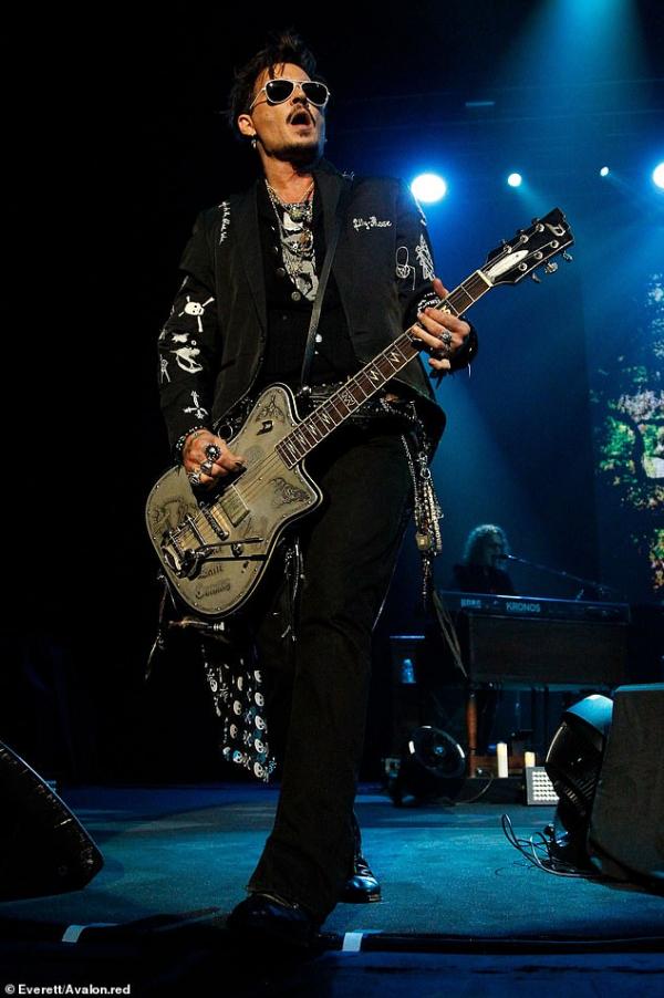 Sau lùm xùm tình ái, Johnny Depp chuyển sang chơi nhạc rock và hẹn hò người mẫu Nga Sau lùm xùm tình ái, Johnny Depp chuyển sang chơi nhạc rock và hẹn hò người mẫu Nga