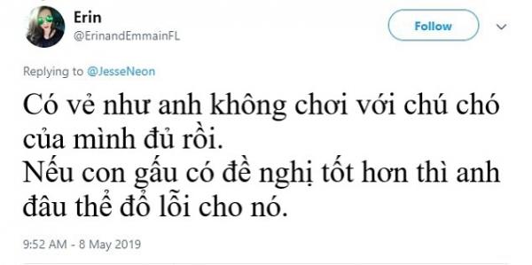 Em chó vô dụng nhận 'hối lộ' để gấu đen vào nhà mình lục thùng rác Em chó vô dụng nhận 'hối lộ' để gấu đen vào nhà mình lục thùng rác