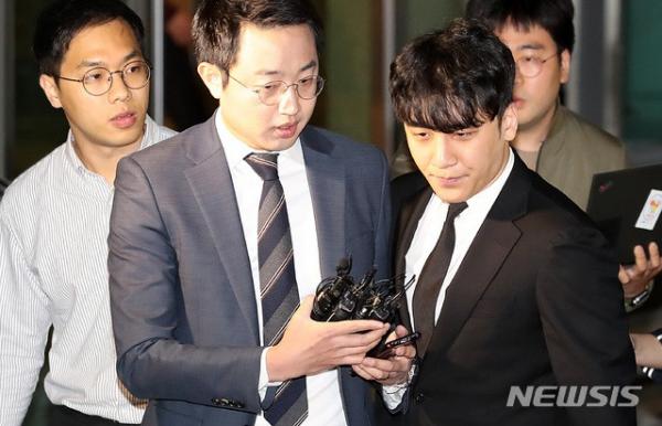 Những động thái quyết liệt của người dân Hàn Quốc sau khi hay tin Seungri và Yoo In Suk không bị bắt Những động thái quyết liệt của người dân Hàn Quốc sau khi hay tin Seungri và Yoo In Suk không bị bắt